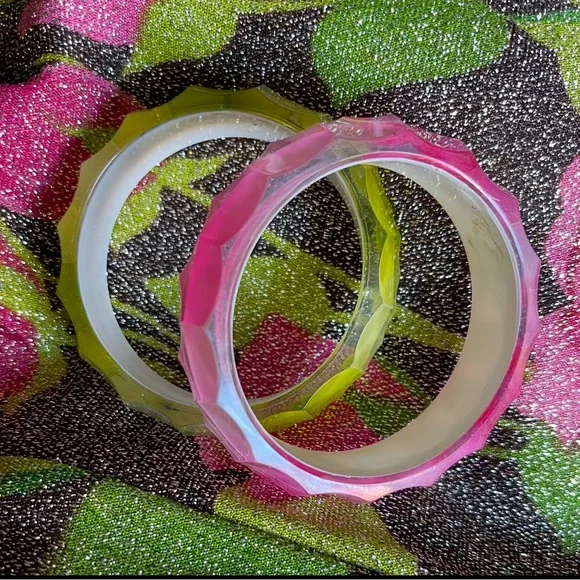 Vintage MCM Bangle Bracelets Gradient Ombré’d Color Carved Look Pink & Green - Picture 5 of 6